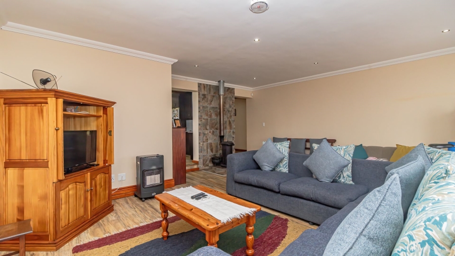 6 Bedroom Property for Sale in Aalwyndal Western Cape